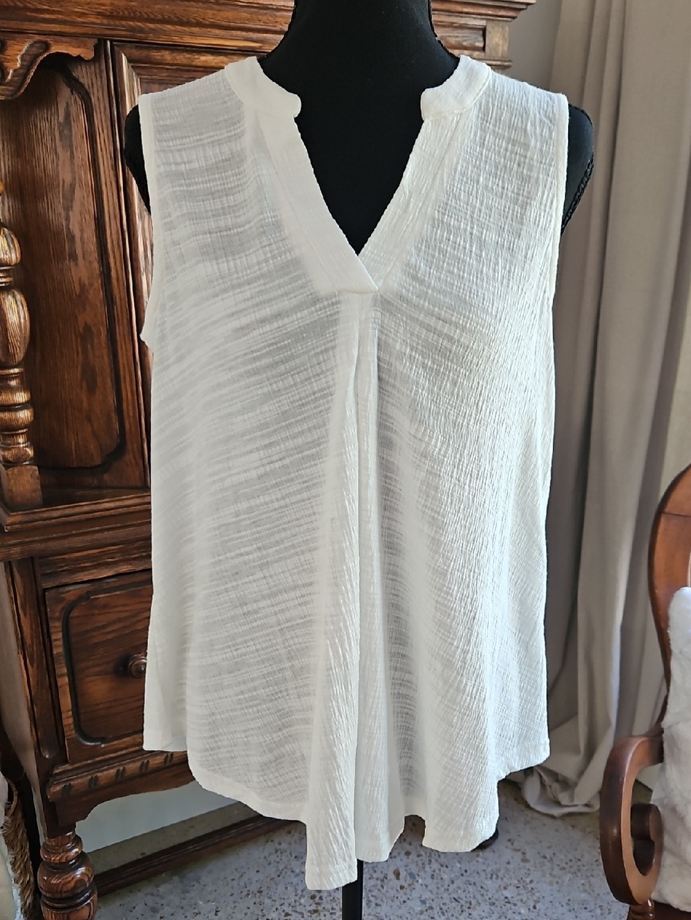 KEREN HART White Textured V-Neck Sleeveless Camisole.Size S